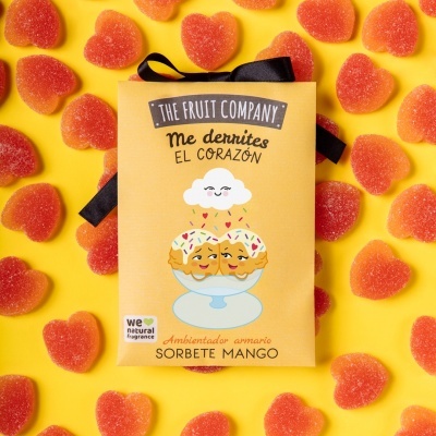 Caixa amarela de ambientador SORBETE MANGO rodeada de gomas vermelhas em forma de coração