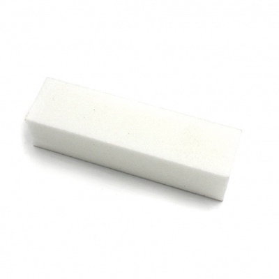 Esponja branca retangular sobre fundo branco