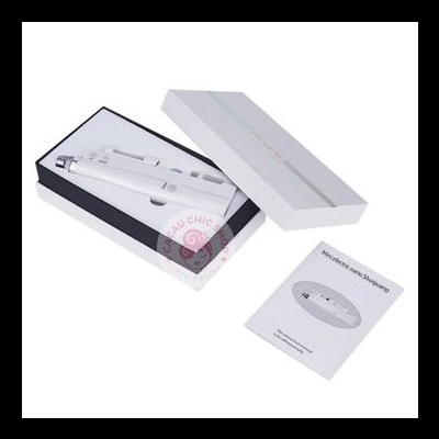 Kit de cuidados pessoais com dispositivo branco e manual em estojo branco