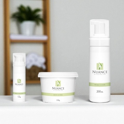 Três produtos de beleza Nuance embalagens brancas e verdes sobre mesa com fundo desfocado