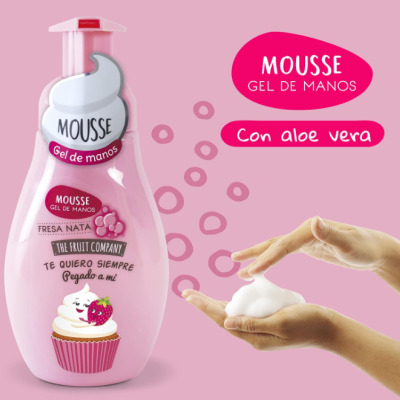 Frasco rosa de mousse gel de mãos com cupcake e mãos segurando espuma branca