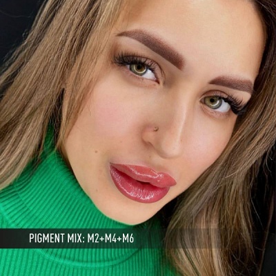 Rosto de mulher com sobrancelhas castanhas e lábios vermelhos, usando camisola verde