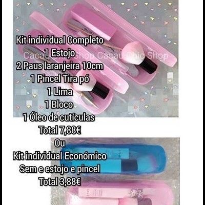 Dois kits de manicure em estojos transparentes azuis e rosa com lista de itens e preços.