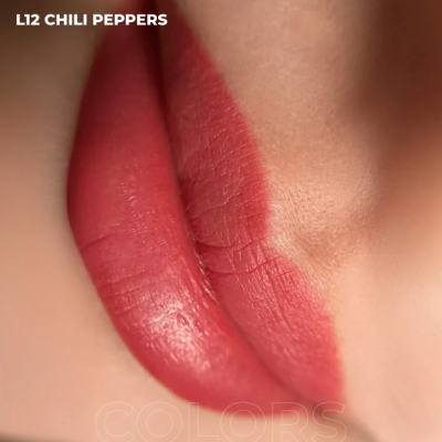 Lábios com batom vermelho mate em fundo neutro