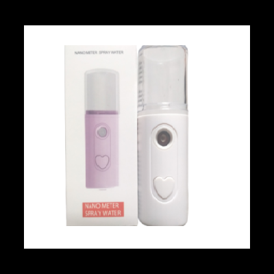 Spray portátil branco Nanometer com embalagem e texto.