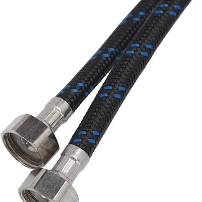 Mangueiras flexíveis com revestimento têxtil preto e azul e conectores metálicos cromados