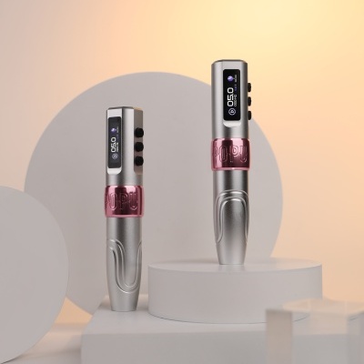 Dois dispositivos metálicos prateados com ecrãs digitais e detalhes roxos em pedestais brancos.