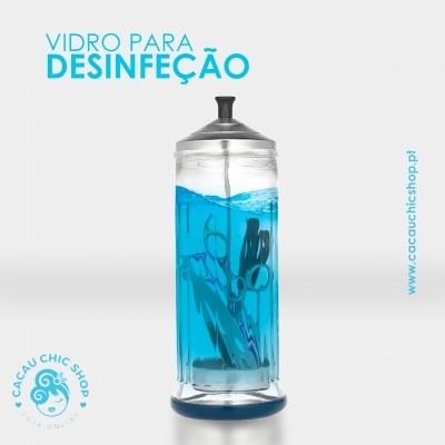 Frasco de vidro para desinfeção com solução azul e tesouras dentro