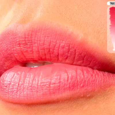 Lábios com batom rosa avermelhado em textura cremosa com amostra de cor True Love