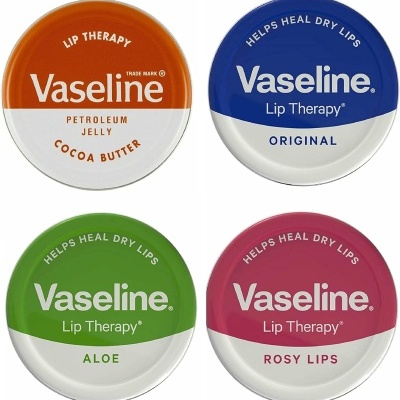 Quatro latas redondas de Vaseline Lip Therapy em diferentes cores e etiquetas.