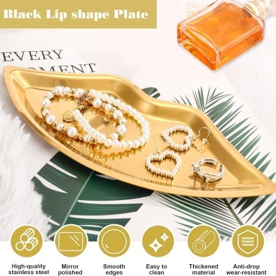 Prato dourado em forma de lábio com jóias de pérolas e fundo com folhas verdes