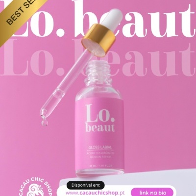 Frasco rosa de gloss labial com conta-gotas dourado sobre fundo rosa