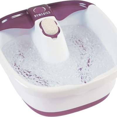 Bacia para banho de pés branca e roxa com água a borbulhar e pedra-pomes integrada