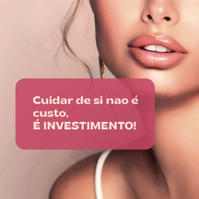 Rosto parcial de mulher com lábios destacados e texto motivacional em fundo rosa