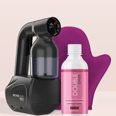 Máquina de bronzeamento Bronze Babe Mine com reservatório transparente, luva roxa e frasco branco com rótulo rosa DOUBLE DARK