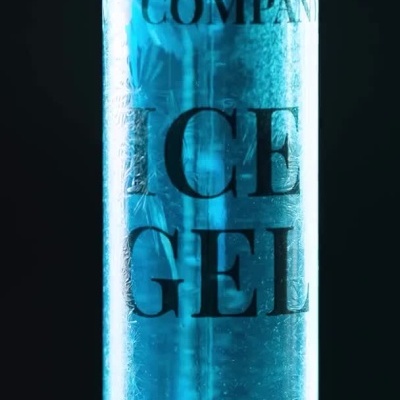 Frasco de gel refrescante azul com texto e imagens de gelo cristalizado