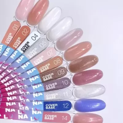 Paleta de amostras de verniz de unhas em vários tons com etiquetas