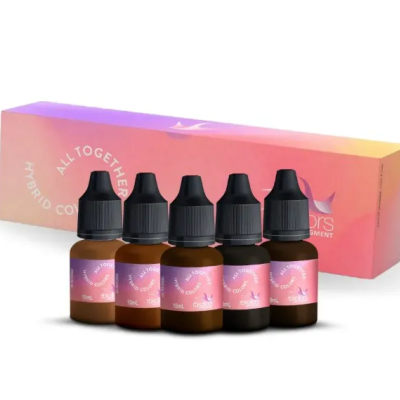 Cinco frascos pequenos com etiqueta rosa e tampa preta em frente a uma caixa retangular rosa