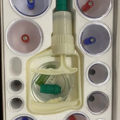 Conjunto de ventosas transparentes coloridas e dispositivo de sucção manual branco em caixa de espuma