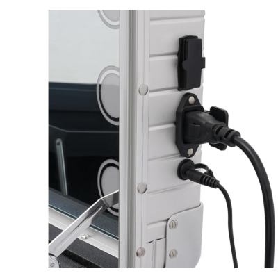 Tomada elétrica embutida em estrutura metálica branca com cabos pretos ligados