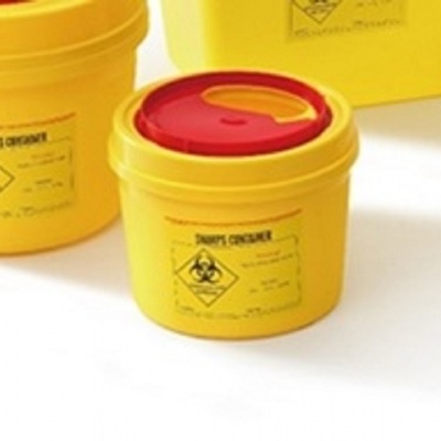 Recipientes plásticos amarelos com tampa vermelha e etiquetas de perigo biológico