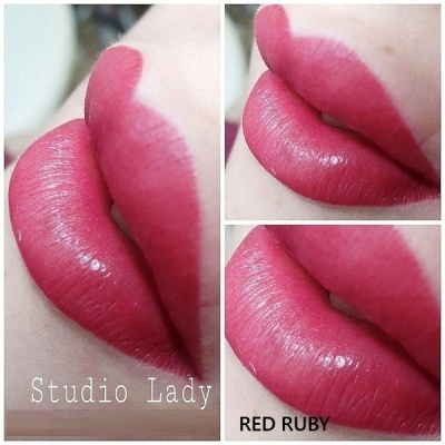 Lábios com batom vermelho cremoso nas cores Studio Lady e RED RUBY