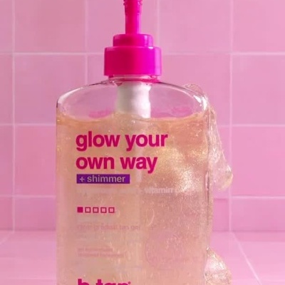 Frasco de gel autobronzeador b.tan com tampa rosa e fundo rosa