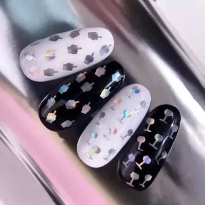 Unhas postiças preto e branco com padrão holográfico de gestos e copos de vinho