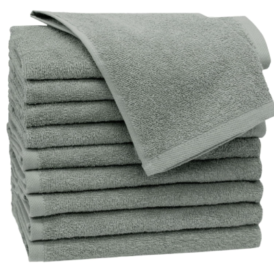 Conjunto de oito toalhas cinza empilhadas com uma estendida em cima