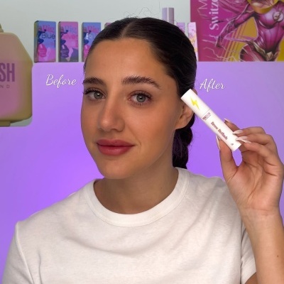 Mulher segurando tubo de produto para sobrancelhas com fundo lilás e texto Before e After.