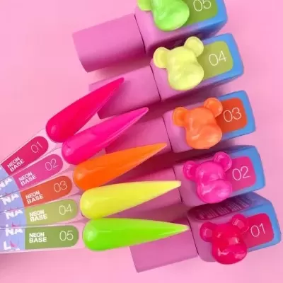 Vernizes neon para unhas com tampas e detalhes em forma de ursinho em fundo rosa