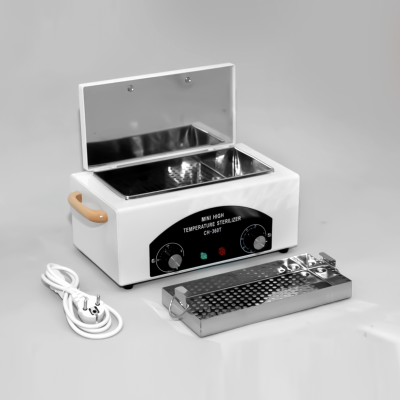 Esterilizador mini de alta temperatura branco com tampa aberta e bandeja metálica perfurada