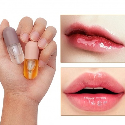 Frascos pequenos de brilho labial DEROLI e close-ups de lábios aplicando os produtos