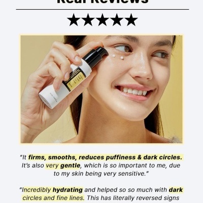 Mulher a aplicar creme hidratante facial com embalagem branca e preta, fundo amarelo claro