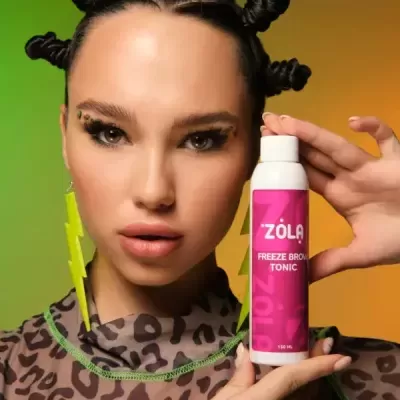 Mulher segura frasco do tónico Freeze Brow da Zola