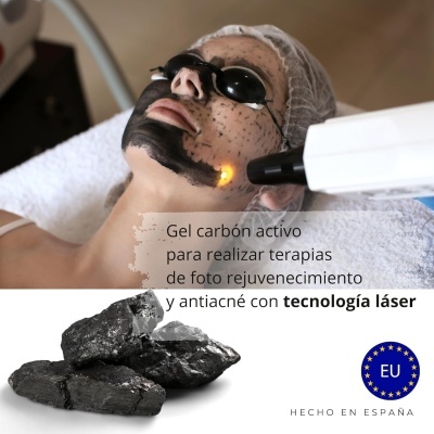 Pessoa a receber tratamento facial com gel de carvão e laser