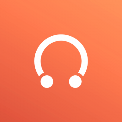 Colar dourado com pérolas brancas sobre superfície de madeira