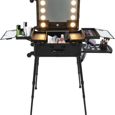 Mala de maquilhagem preta com luzes LED e várias divisórias abertas com produtos de beleza e acessórios