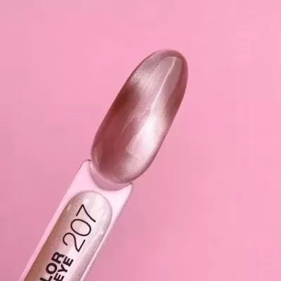 Amostra de verniz de unhas cor de rosa metálico com acabamento brilhante