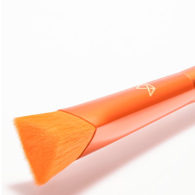 Pincel de maquilhagem laranja com cerdas sintéticas