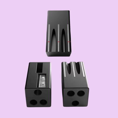 Três afiadores de facas pretos com ranhuras cinza e pontos vermelhos sobre fundo lilás