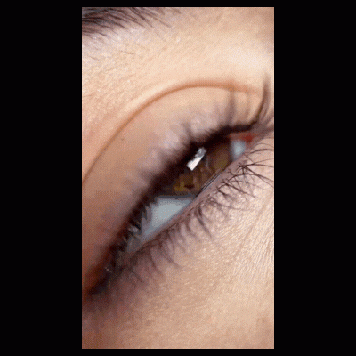 Close-up de olho humano com pestanas e pele clara