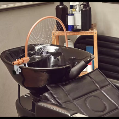 Cuba para lavagem de cabelo preta com encosto reclinável preto e prateleira com frascos