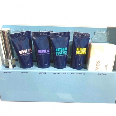Conjunto de produtos para cabelo com tubos coloridos e embalagem em caixa azul