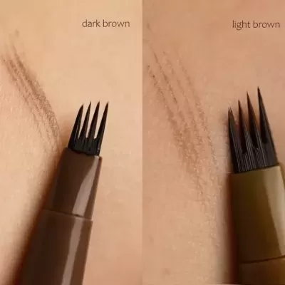 Dois aplicadores de sobrancelhas com pontas de pente em duas cores, dark brown e light brown.