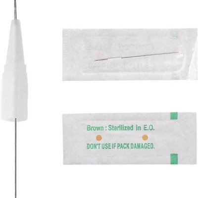 Agulha médica fina embalada individualmente com indicação de esterilização e aviso de embalagem danificada.