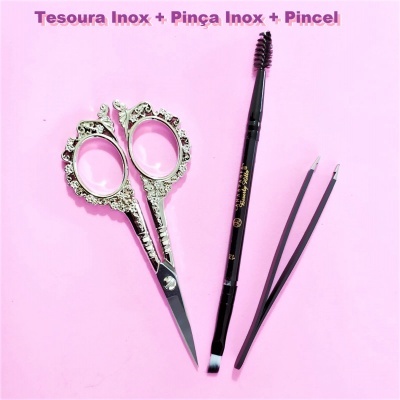 Conjunto para sobrancelhas com tesoura decorada, pinça e pincel preto sobre fundo rosa