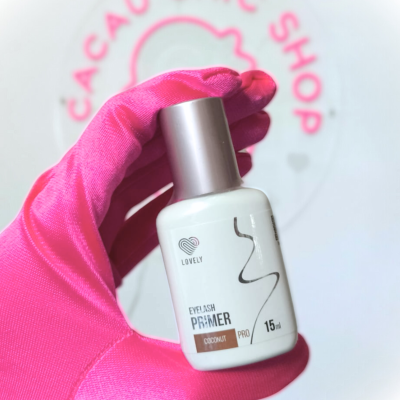 Frasco de primer para pestanas branco com tampa prateada segurado por mão com luva rosa