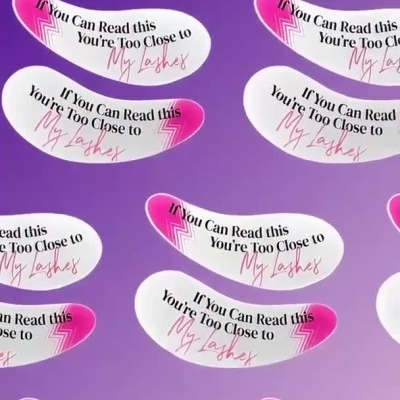 Embalagem do produto InstaHero Patches e aplicação do produto sob os olhos de uma modelo