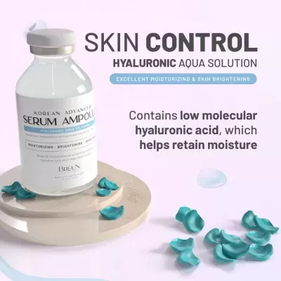 Frasco de sérum coreano para cuidados com a pele sobre suporte com pétalas azuis